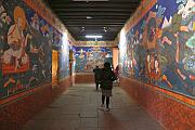 繪滿藏傳佛教壁畫的通道