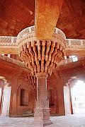 Diwan-i-Khas 裡面精雕細琢的石柱