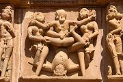 印度卡修拉荷 (Khajuraho) - 讓人瞠目結舌的古代大膽雕刻