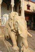 Rajendra Pol 外的大象石雕