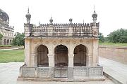 Begum Hayat Baksh 陵墓前的清真寺