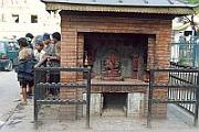 一個 Ganesh 神龕。象鼻神 Ganesh 是印度教中的智慧與幸運之神，深受信眾愛戴。