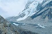 登上第三個小山丘仍然只能看到 Nuptse 山下的坤布冰川