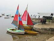 湖畔的帆船