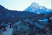 寒冷的日出時分已見一名喇嘛在神山 Khumbila 下轉山