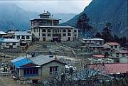 終於來到 Tengpoche，後面的是有名的 Tengpoche 喇嘛寺，左前方就是我住的 Everest View Lodge