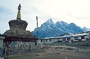 Tengpoche 的佛塔和背後的神山 Khumbila