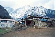Everest View Lodge 與後面的 Thamserku
