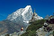 位於 Dingboche 北面山坡之上的一座佛塔，背景是 Taboche Peak，相中人是 Ongdi。