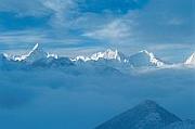 南面群峰和「正統」的 Kala Pattar 浮現在雲海之上