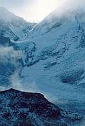 弧形的是坤布冰瀑下的坤布冰川，上面是海拔 6,006 米的 Lho La 山坳，背後是全座位於西藏的章子峰。