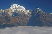 Annapurna South (左) 與 Hiunchuli (拍攝：飛往 Jomsom)